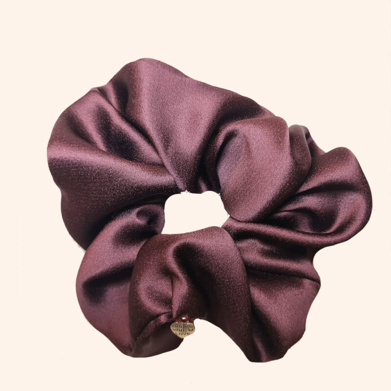 Jumbo-scrunchie-Purple in seta-con-medaglietta-dorata-made-with-love